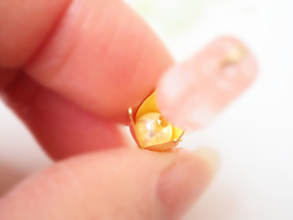 開花的鬱金香耳環（黃玉）*可愛的米黃色黃色花朵春天搖曳的三維真文石 第5張的照片