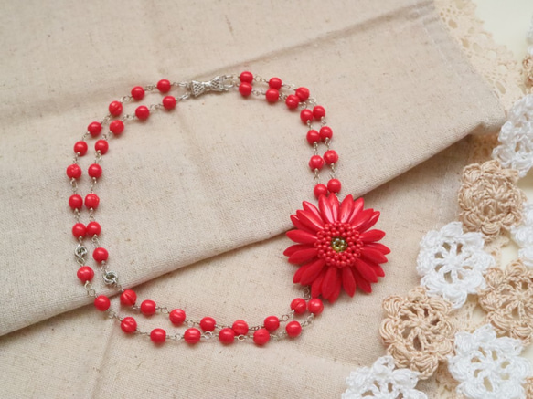 Demi parure（紅色）*紅色短長2way套非洲菊胸針和捷克珠子雙項鍊 第3張的照片