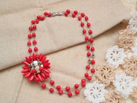 Demi parure（紅色）*紅色短長2way套非洲菊胸針和捷克珠子雙項鍊 第4張的照片