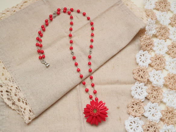 Demi parure（紅色）*紅色短長2way套非洲菊胸針和捷克珠子雙項鍊 第5張的照片