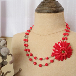 Demi parure（紅色）*紅色短長2way套非洲菊胸針和捷克珠子雙項鍊 第7張的照片