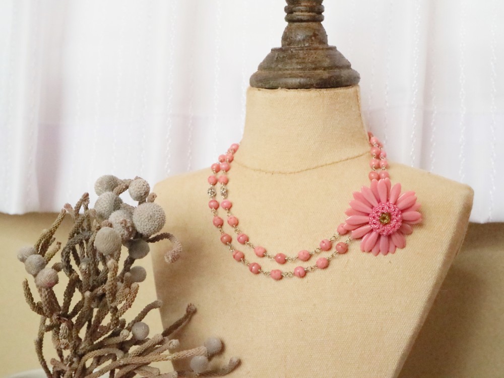 ガーベラのブローチとチェコビーズの2連ネックレスのデミパリュール（ピンク）＊ショート ロング 2way セット