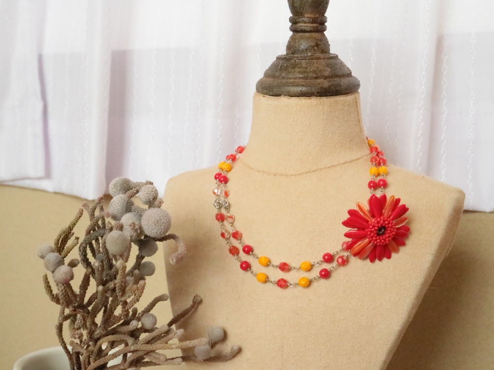 ガーベラのブローチとチェコビーズの2連ネックレスのデミパリュール（レッド＆オレンジ）＊ショート ロング 2way セット