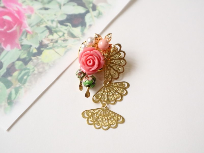 卓文君＊中国 中華 歴史 伝説 幻想 ファンタジー 花 薔薇 バラ 扇 七宝 ピンク ブローチ かんざし 簪 釵