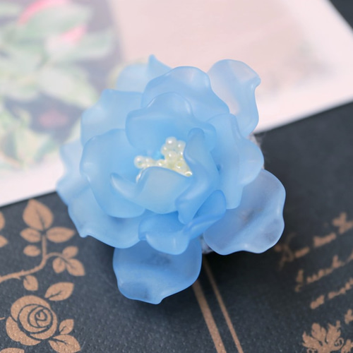 バラのブローチ（スカイブルー）＊薔薇 ブルーローズ 半八重咲き 一重 