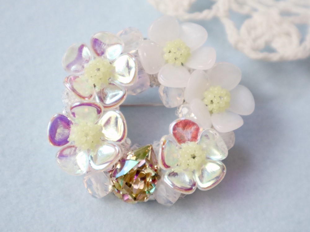 陽だまりの花飾り＊花 フラワー 虹 白 オーロラ オパールセント クリスタルガラス ルミナスグリーン ブローチ 夢 春