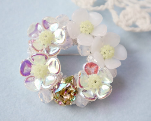 陽だまりの花飾り＊花 フラワー 虹 白 オーロラ オパールセント