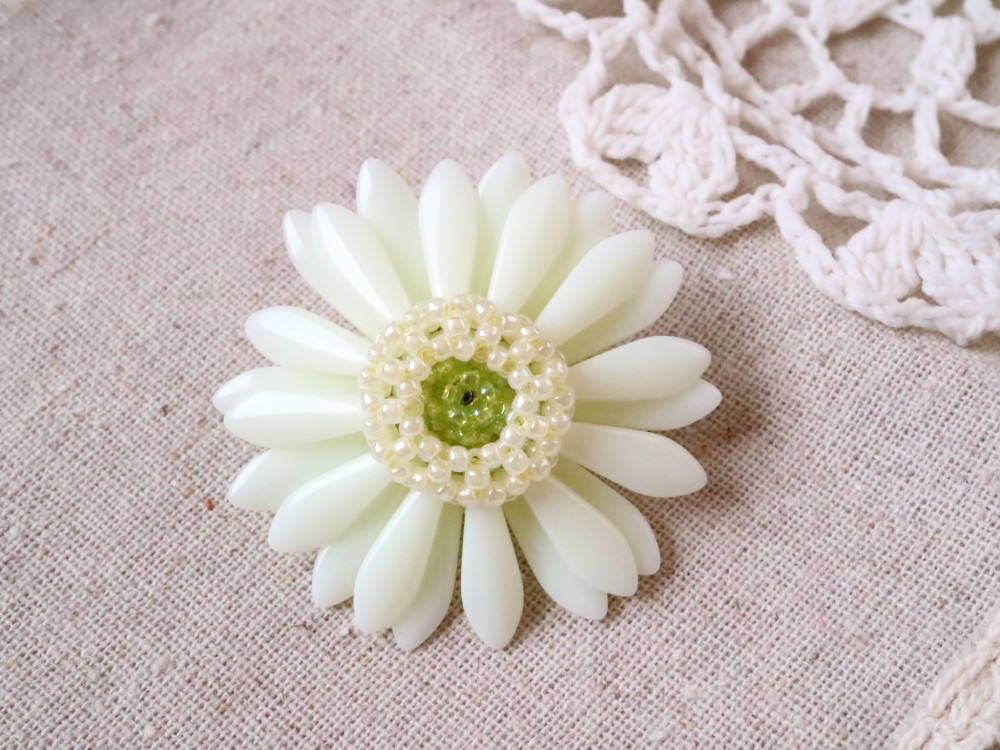 ガーベラのブローチ（クリームイエロー）＊花 コサージュ 希望 ウランガラス ファンタジー 科学 魔法 ルミナスイエロー