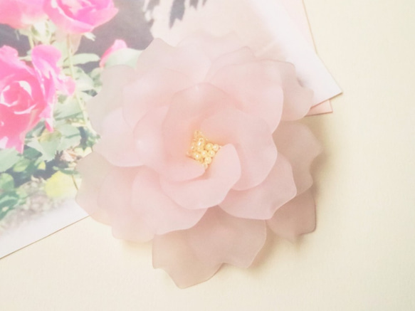 【あなたの髪に花びらが輝く可愛いお花はいかが】DIOR バレッタ 大人可愛い♡】Dior Bloom in Dior バレッタ (Dior/ヘア