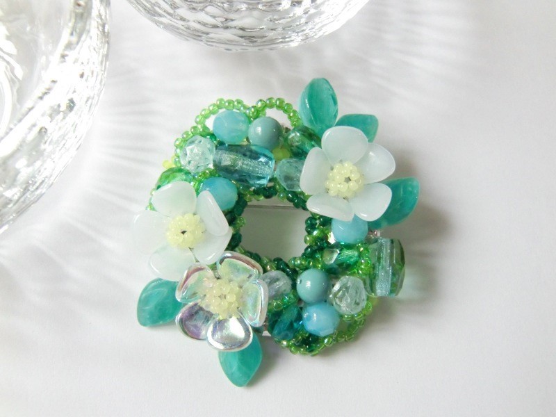 梅花藻のブローチ＊リース 輪 花 フラワー 水 夏 バイカモ 上品 思い出 上高地 青 緑 グリーン ブルー