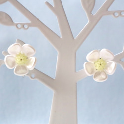 糖果花耳環（僅限白花）*花白色精緻可愛可愛優雅華麗梅花新年春天 第2張的照片