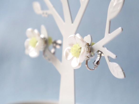 糖果花耳環（僅限白花）*花白色精緻可愛可愛優雅華麗梅花新年春天 第3張的照片
