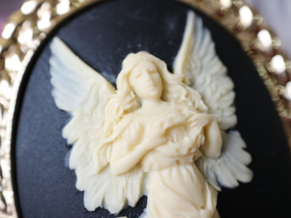 カメオのブローチネックレス　翼を広げる天使（ブラック） 2枚目の画像
