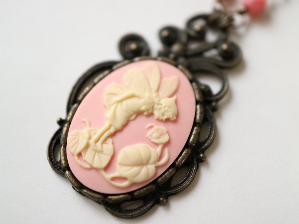 カメオのネックレス　水滴を見つめる妖精（ピンク）＊繊細 フェアリー 妖精画 幻想 ファンタジー チョコレート カード