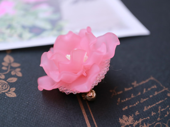 バラのブローチ（クイーン・エリザベス）＊薔薇 ローズ 一重咲き 花 コサージュ 軽い 上品 英国 ピンク プリンセス 3枚目の画像
