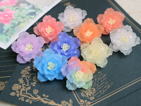 玫瑰胸針（Rainbow rose 淡色調）*玫瑰玫瑰 單朵花 七彩胸花 燈光絢麗彩虹 第9張的照片