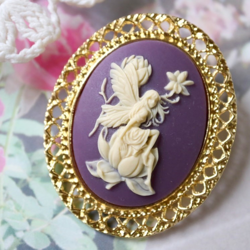 カメオのブローチネックレス 花に腰掛ける妖精（パープル） ブローチ