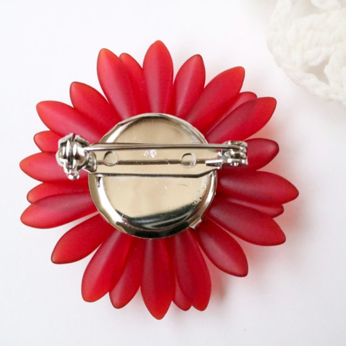 ガーベラのブローチ（ガーネットレッド）＊花 フラワー コサージュ