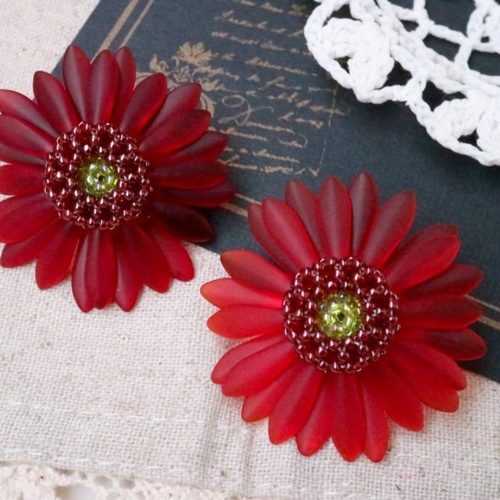 ガーベラのブローチ（ガーネットレッド）＊花 フラワー コサージュ