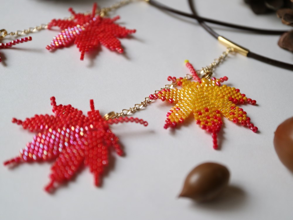 いろは紅葉のネックレス（朱・赤黄）＊受注制作 秋 もみじ イロハモミジ 赤 黄 黄葉 繊細 ビーズステッチ ペンダント