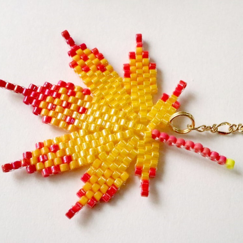 赤いビーズ ネックレス 花の留め具どんな色とも相性抜群 赤いビーズ ネックレス 花の留め具どんな色とも相性抜群