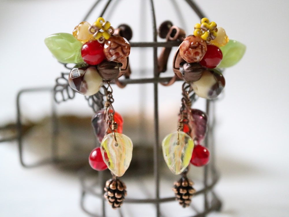 子リスの耳飾り＊イヤリング 秋 冬 シック 大人 上品 葉 森 雑木林 木 樹 木の実 松ぼっくり クリスマス カラフル