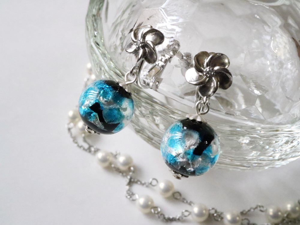 ほたる玉のイヤリング（催花雨）＊上質 ロジウムメッキ ロジウムコーティング 蓄光 蛍玉 ホタルガラス とんぼ玉 水色 青