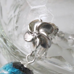 ほたる玉のイヤリング（催花雨）＊上質 ロジウムメッキ ロジウムコーティング 蓄光 蛍玉 ホタルガラス とんぼ玉 水色 青 4枚目の画像