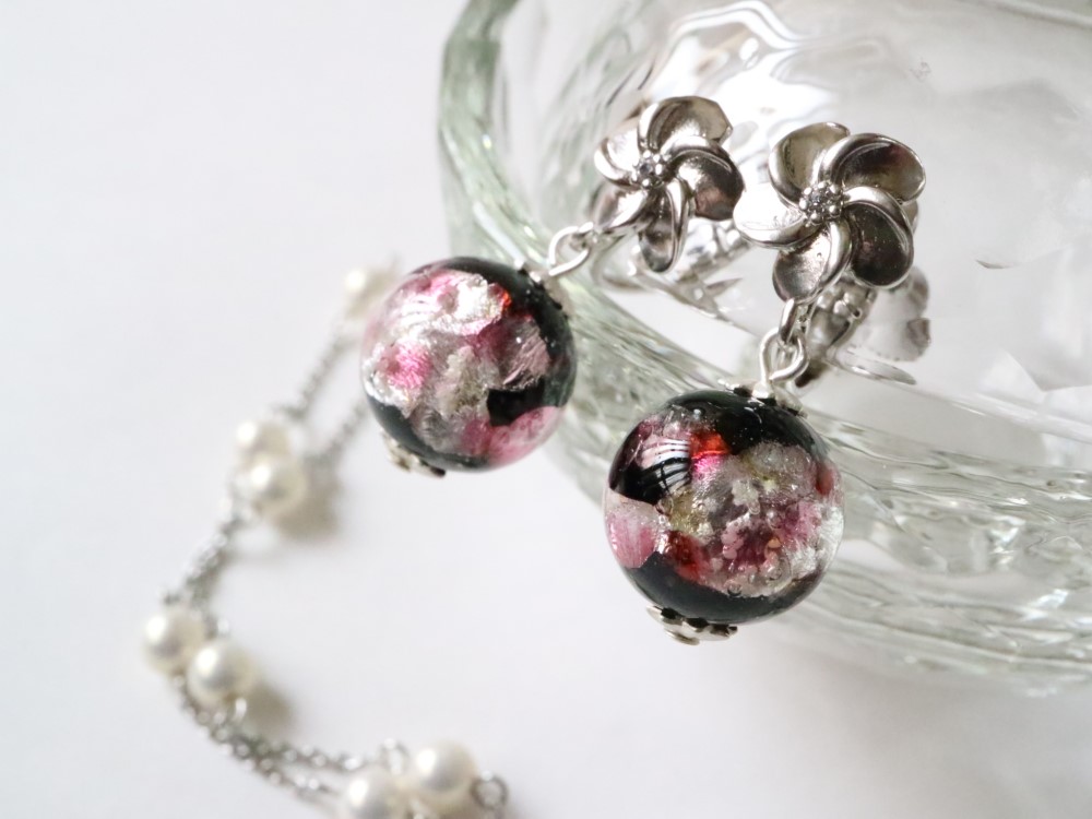 ほたる玉のイヤリング（花霞）＊上質 ロジウムメッキ ロジウムコーティング 蓄光 蛍玉 ホタルガラス とんぼ玉 桜 さくら