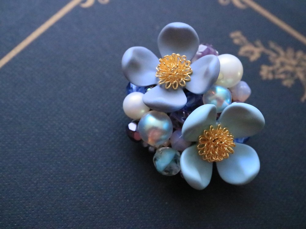 花水木のブローチ（ブルー）＊上品 ヴィンテージ風 パール はなみずき ハナミズキ 花 春 チェコガラス 青 くすみカラー