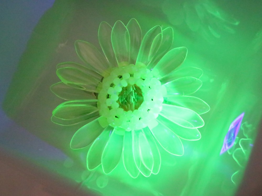 ガーベラのブローチ（レモンイエロー・ピンクアンドグリーン）＊花 コサージュ 希望 ウランガラス ルミナスイエロー