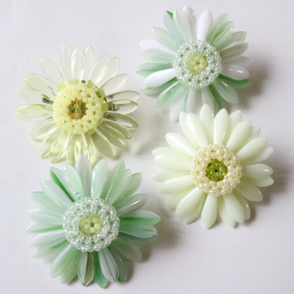 ガーベラのブローチ（レモンイエロー・ピンクアンドグリーン）＊花 コサージュ 希望 ウランガラス ルミナスイエロー