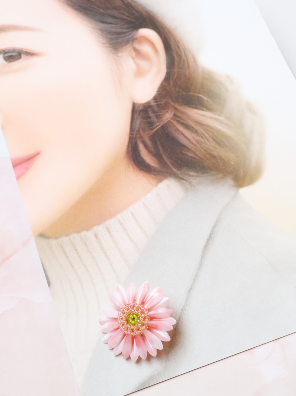 ガーベラのブローチ（レモンイエロー・ピンクアンドグリーン）＊花 コサージュ 希望 ウランガラス ルミナスイエロー