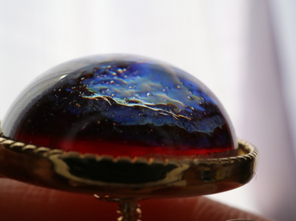 ドラゴンズブレスのイヤリング　レッド ラウンド＊チェコガラス 赤 青 ウルトラマリンブルー 上品 シック アールデコ 5枚目の画像