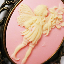 【訳あり】カメオのネックレス　花を持つ妖精（ピンク）＊繊細 フェアリー 妖精画 幻想 ファンタジー チョコレート カード 1枚目の画像