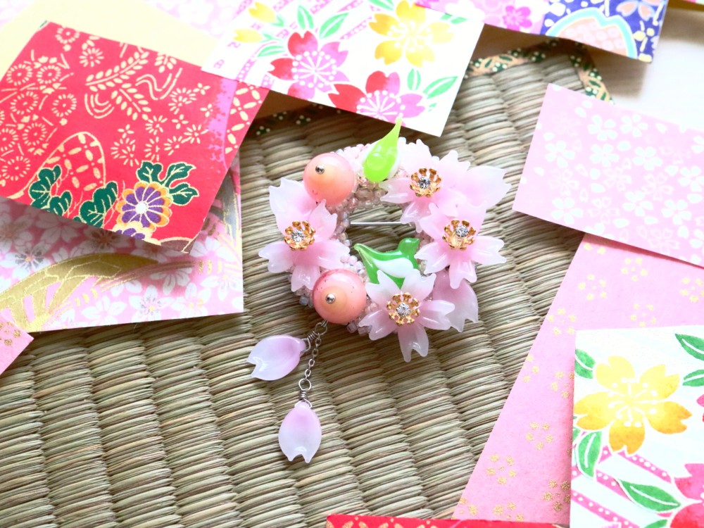 桜日和　以＊リースブローチ さくら 満開 ピンク 小鳥 とり メジロ 目白 めじろ とんぼ玉 一点もの 1点もの