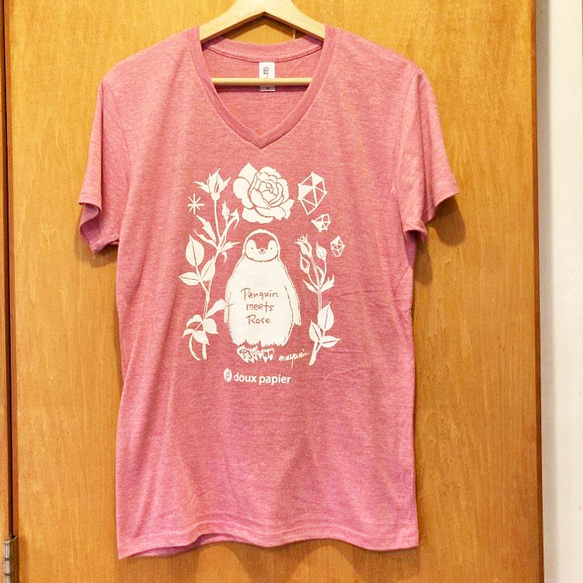 ピンク／ペンギンミーツローズVネックTシャツ　Sサイズ女性M相当 4枚目の画像