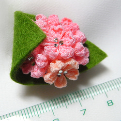 つまみの小さな小さな桜餅ブローチ 3枚目の画像