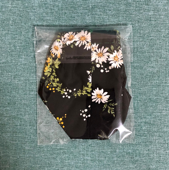 手作り巾着 –  野花柄 × 黒色 2枚目の画像