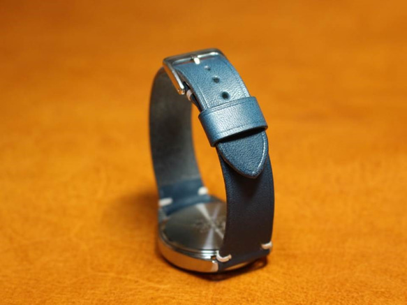 [CASIO×ジーンズ・ライトネイビー] ベルトリメイク腕時計。革：栃木レザー、糸：フランス産リネン糸。 6枚目の画像