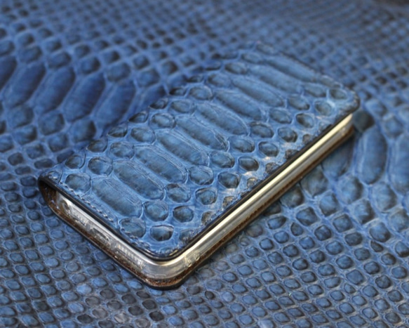 藍染ダイヤモンドパイソン iPhoneSE2.3用　他iPhone15全機種製作可　スマホケース 1枚目の画像