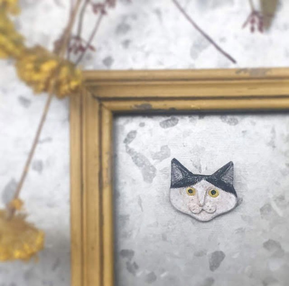 ネコの顔ブローチ　ハチ公さん　陶土 1枚目の画像
