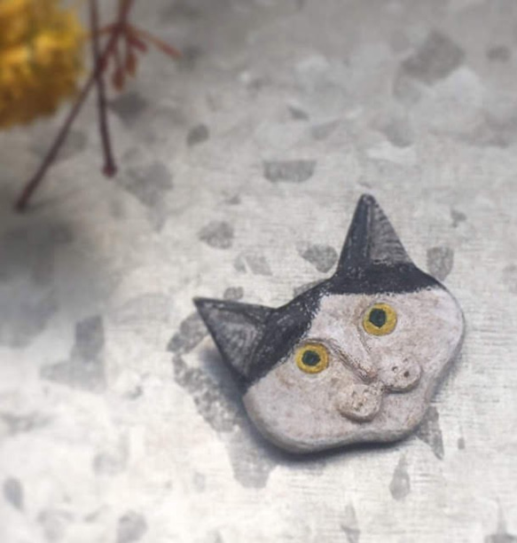 ネコの顔ブローチ　ハチ公さん　陶土 2枚目の画像
