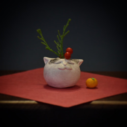 みかん乗せ猫の花器 ブチ猫 12月限定 3枚目の画像