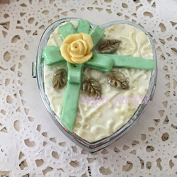 まるでプレゼント！おリボンと薔薇のハートのピルケース（グリーン×イエロー） 1枚目の画像