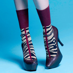 棉襪－女生襪子－簡約襪子－酒紅色豹紋短襪 第1張的照片
