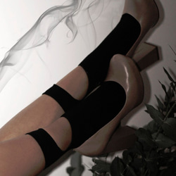 棉襪－女生襪子－簡約襪子－黑色短襪－開洞設計 第1張的照片