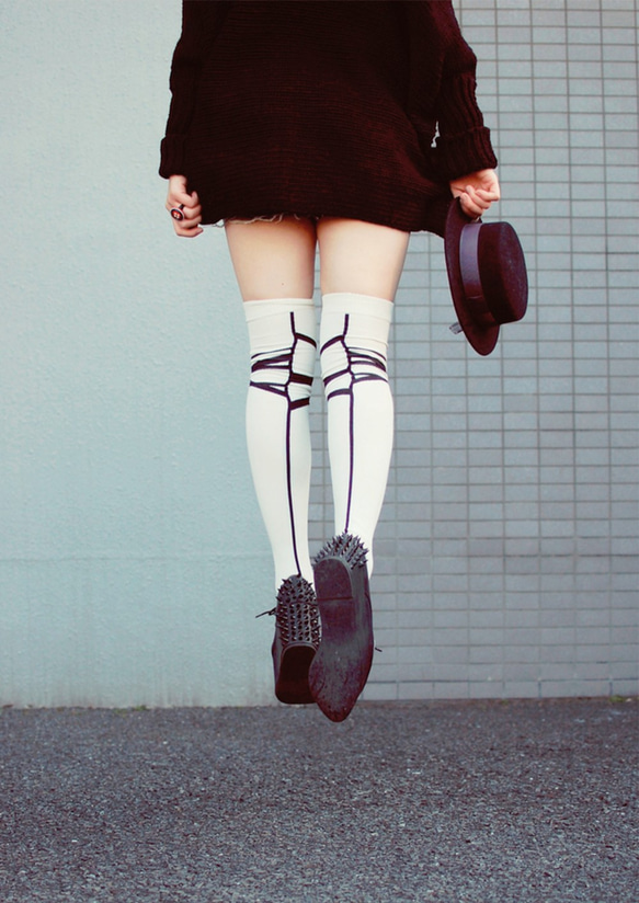棉襪－女生襪子－簡約襪子－白色黑條紋長襪 第1張的照片