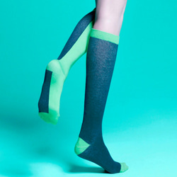 棉襪－女生襪子－簡約襪子－中筒綠色長襪 第2張的照片