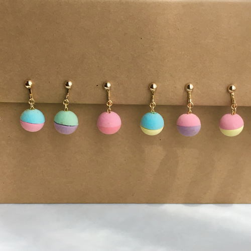 ラムネのようなイヤリング/ピアス（緑×紫）セット イヤリング